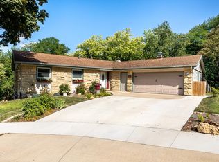 2820 Wildwood Ct, Dubuque, IA 52001