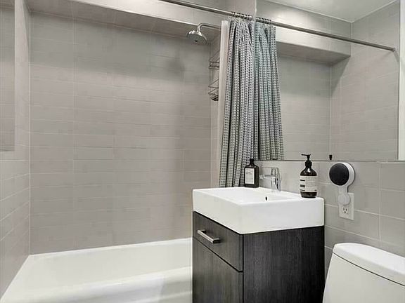 5th image of 101 W 15th St APT 323