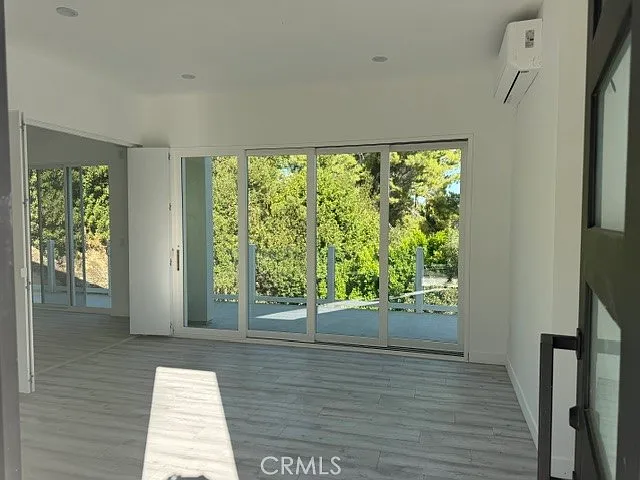 3 bed, 1000 sqft, $4,300 — Photo 2