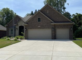 1920 Oak Forest Dr, Troy, MI 48085