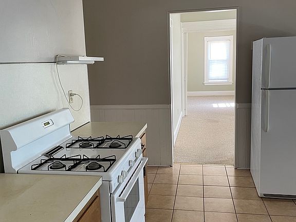2nd image of 219 Maple St APT 2