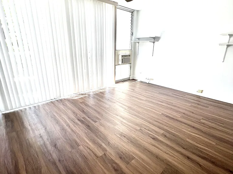 555 University Ave #101-1 — Photo 6