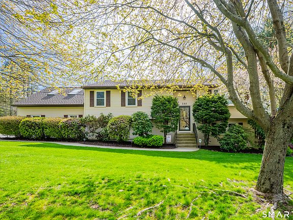 3rd image of 280 Spindle Hill Road