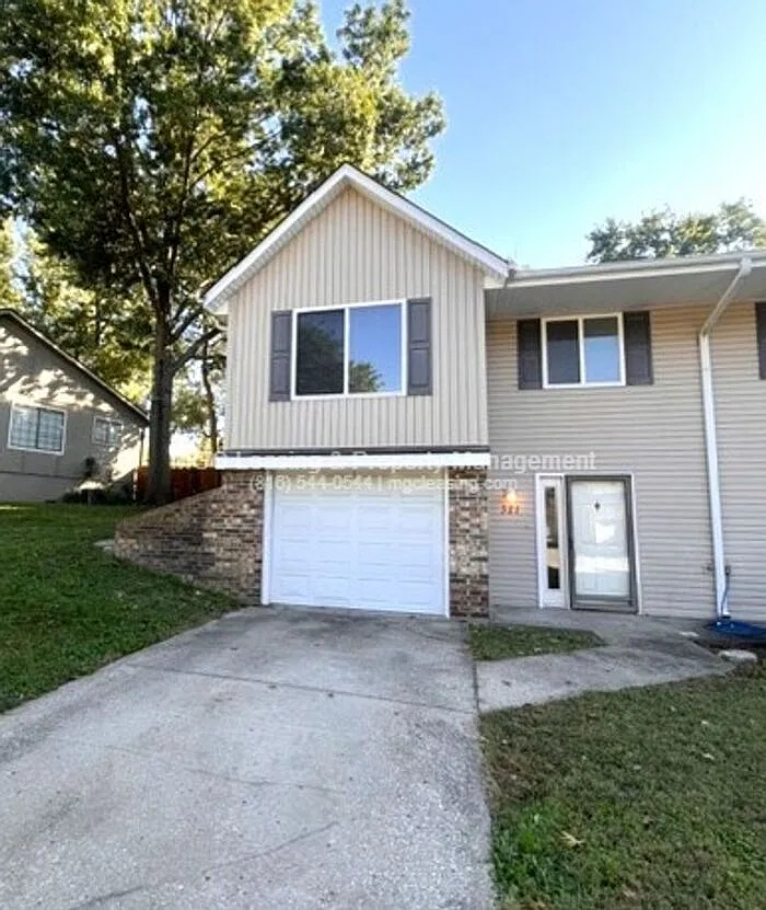 2 bed, 1.0 bath, 1011 sqft, $1,345 — Photo 1