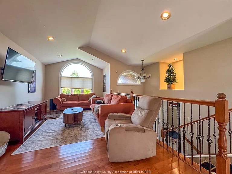 4583 Helsinki Cres — Photo 5