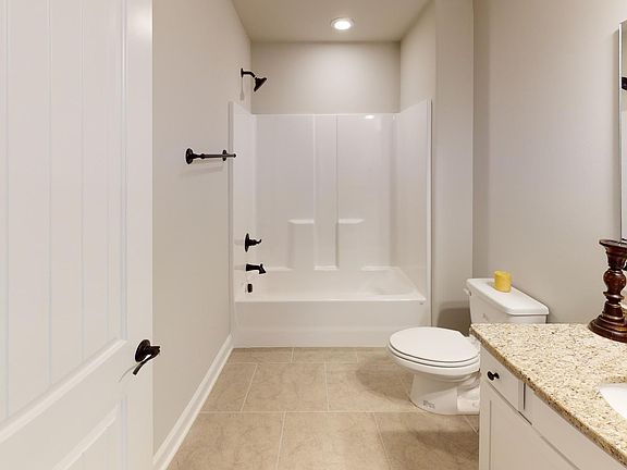 Full Bathroom in Premier Series 3018 From Hyde Homes