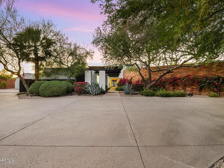 8556 E Sharon Dr — Photo 6