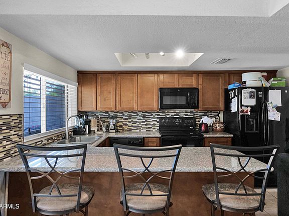 3rd image of 1028 E GLADE Avenue