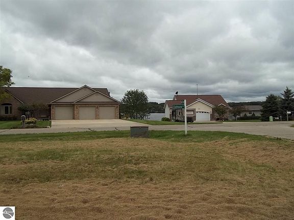 4th image of 1071 Clubhouse Dr