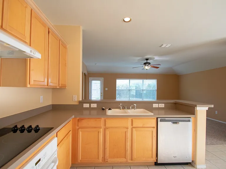 3725 Sapphire St — Photo 9