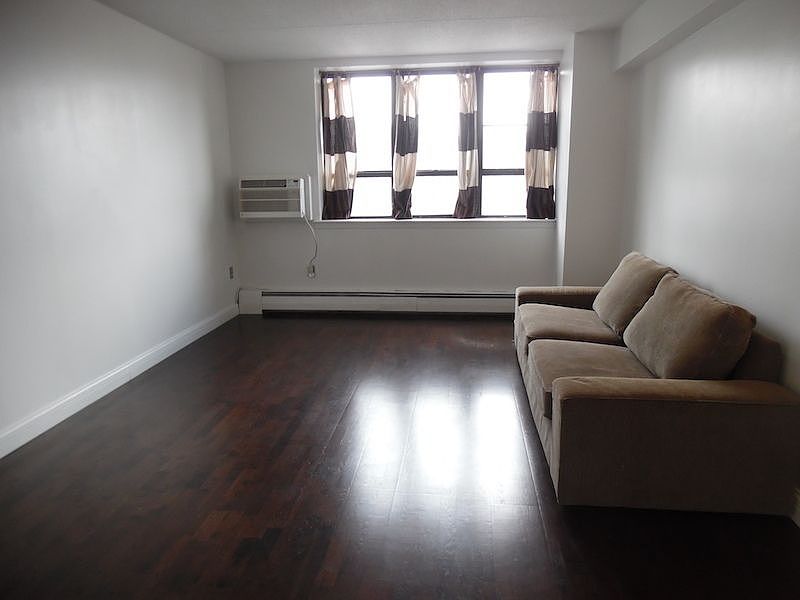 1st image of 301 W 110th St Frnt 6