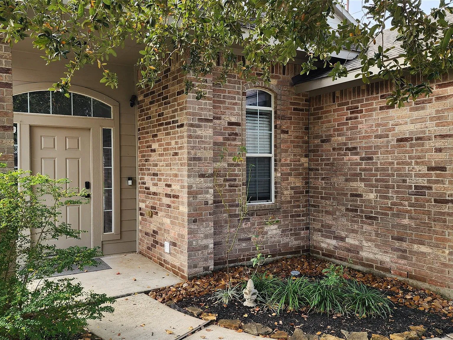 3 bed, 2.5 bath, 2069 sqft, $2,200 — Photo 4