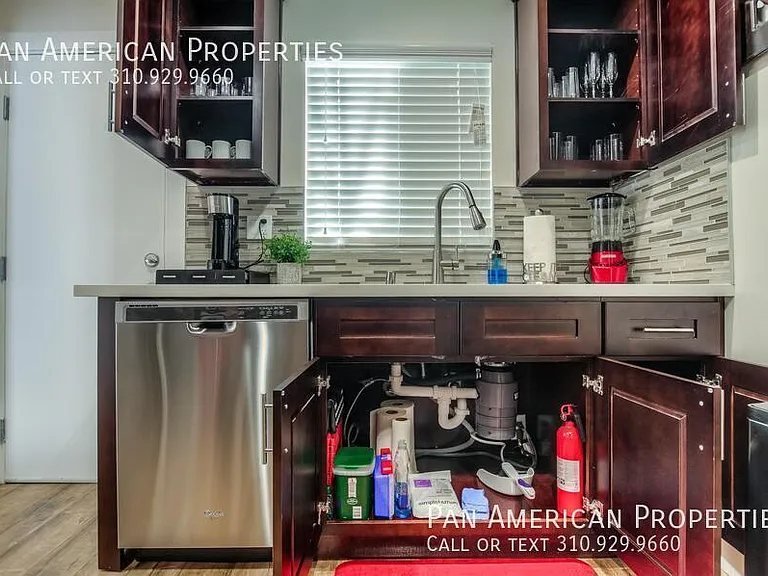 711 E 6th St #11 — Photo 6