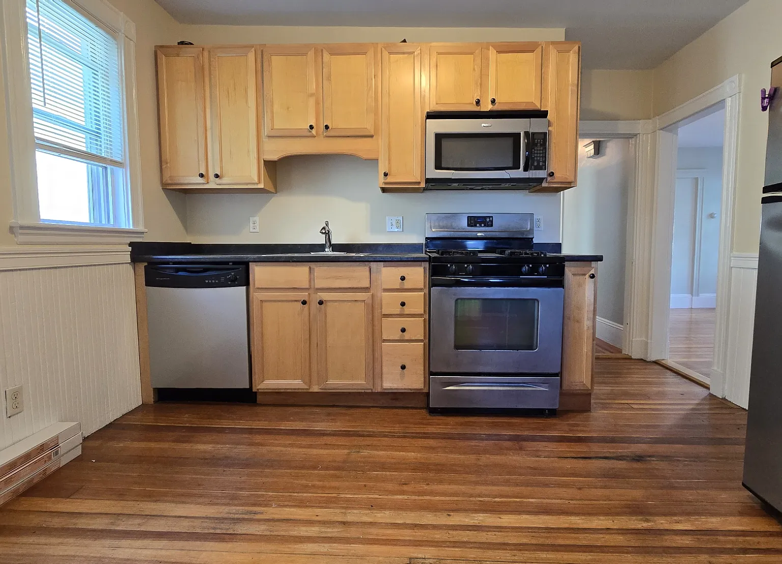 3 bed, 9999 sqft, $3,300 — Photo 2