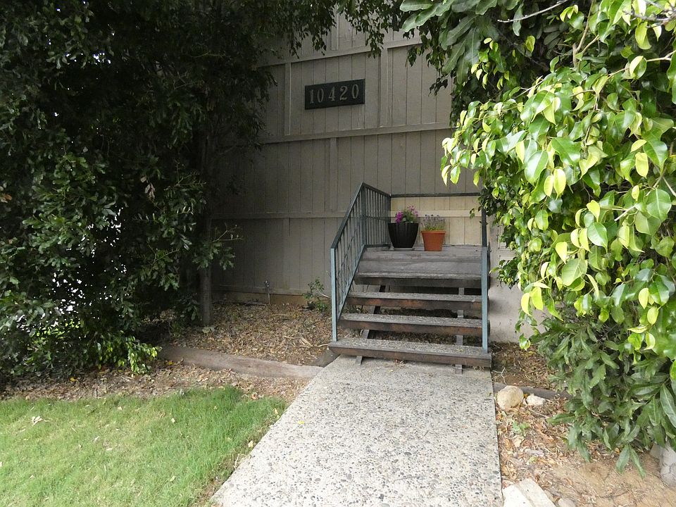 Front steps (they turn to the right) to apartments #5 & #6. Lots of shade for summer coolness, and privacy for quiet and less stress.