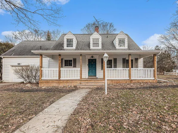 313 E Saint Clair St, Almont, MI 48003