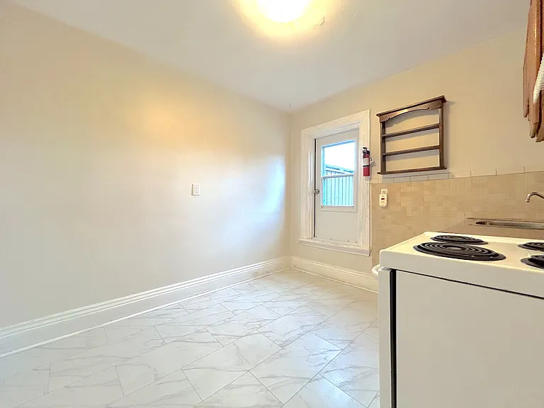 14 New St #2 — Photo 4