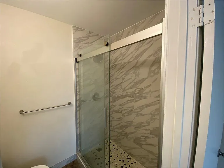 1078 Jeffery St — Photo 13