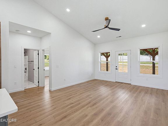 4th image of 111 Powell Ave