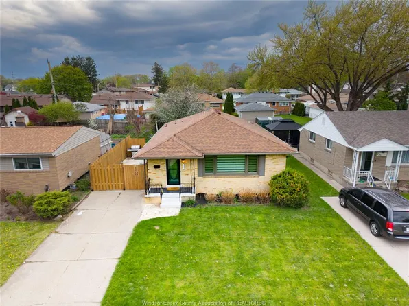 943 Laporte Ave, Windsor, ON N8S 3R3