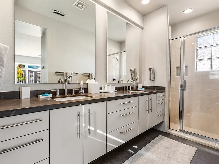 Guest House/Bathroom 4