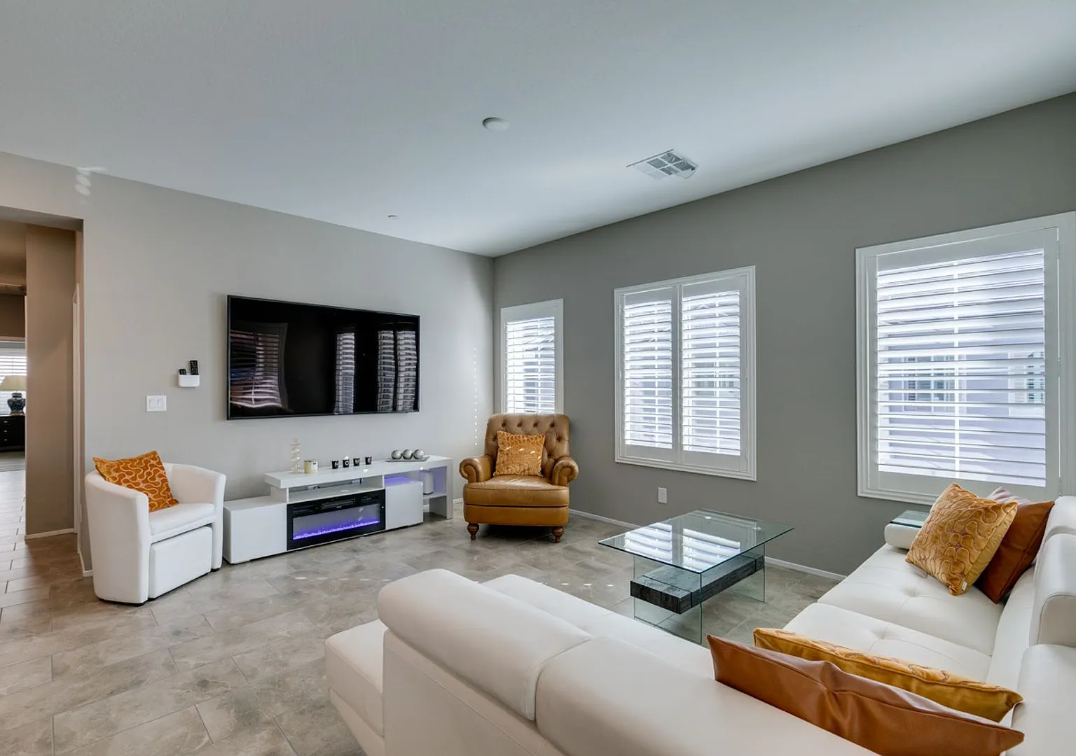 Luxury Fully Furnished 2Bed/2.5Bath Townhome in Gated Community — Photo 3