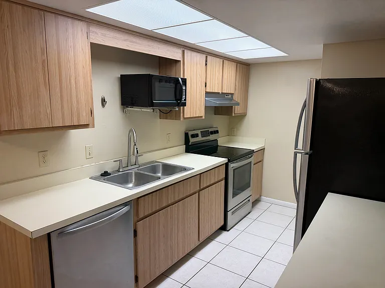 610 SW 47th Ter #6 — Photo 5