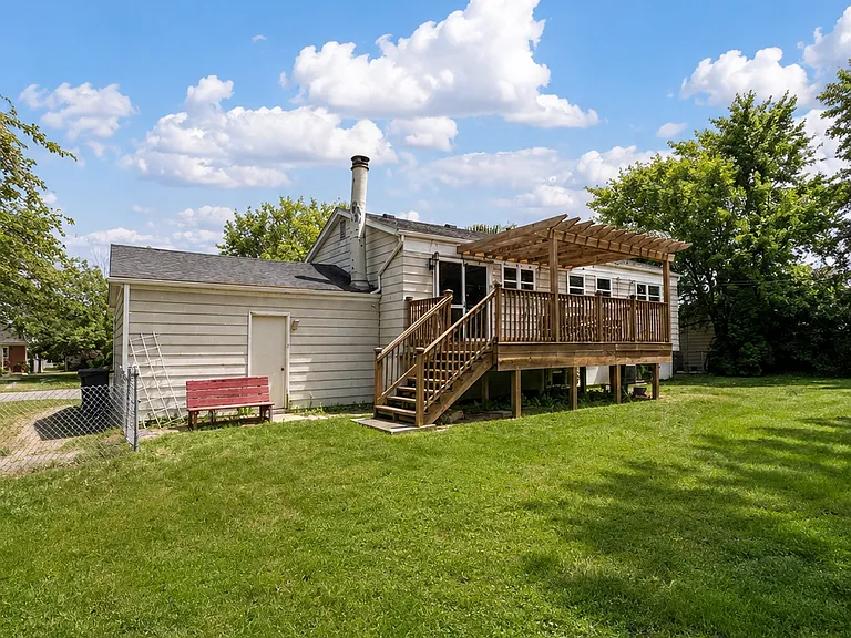 1431 Meadow Dr — Photo 16