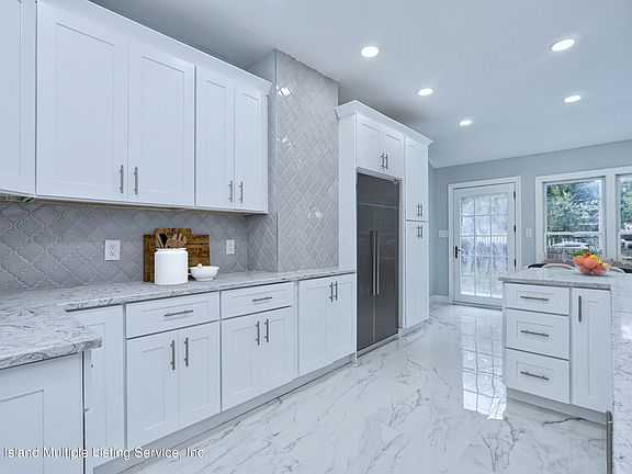 4th image of 734 Jewett Ave