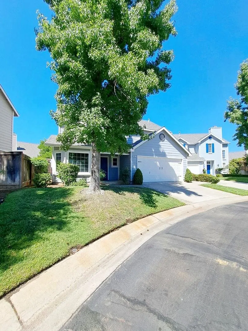3-Bedroom 2 Story Home in a Gated Community-Virginia Commons! — Photo 2