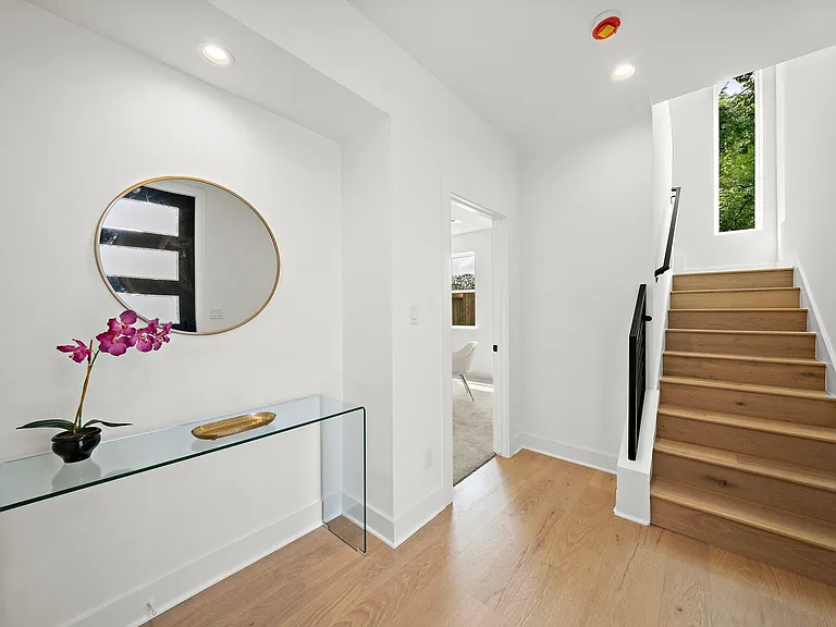 1607 Barbee St — Photo 9