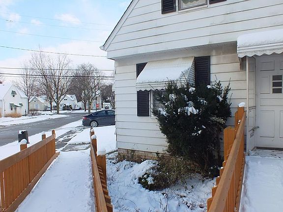 3rd image of 18310 Knoll Dr