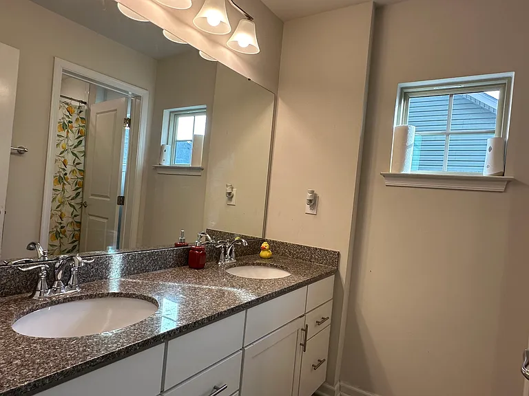 Common Full Bath