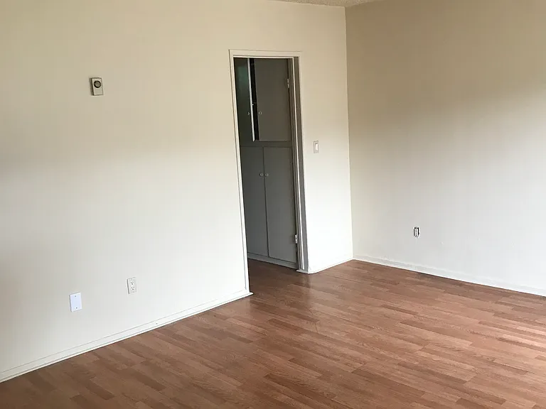16515 Victory Blvd #2 — Photo 7