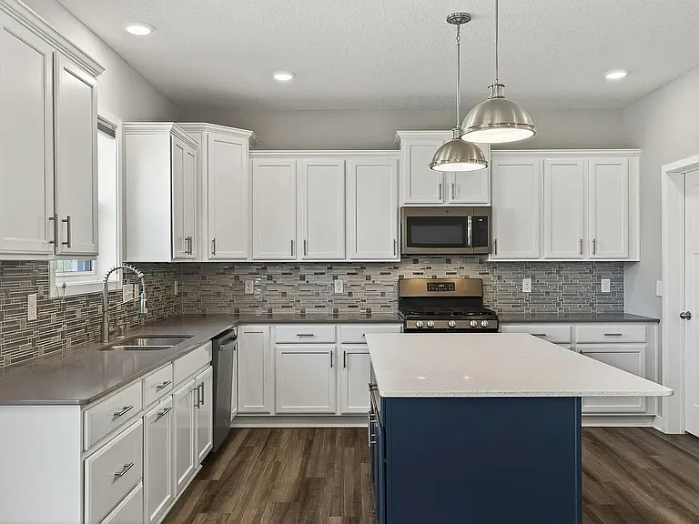 Kitchen w/Large Island