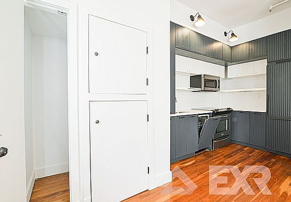 4th image of 180 Bainbridge St #115