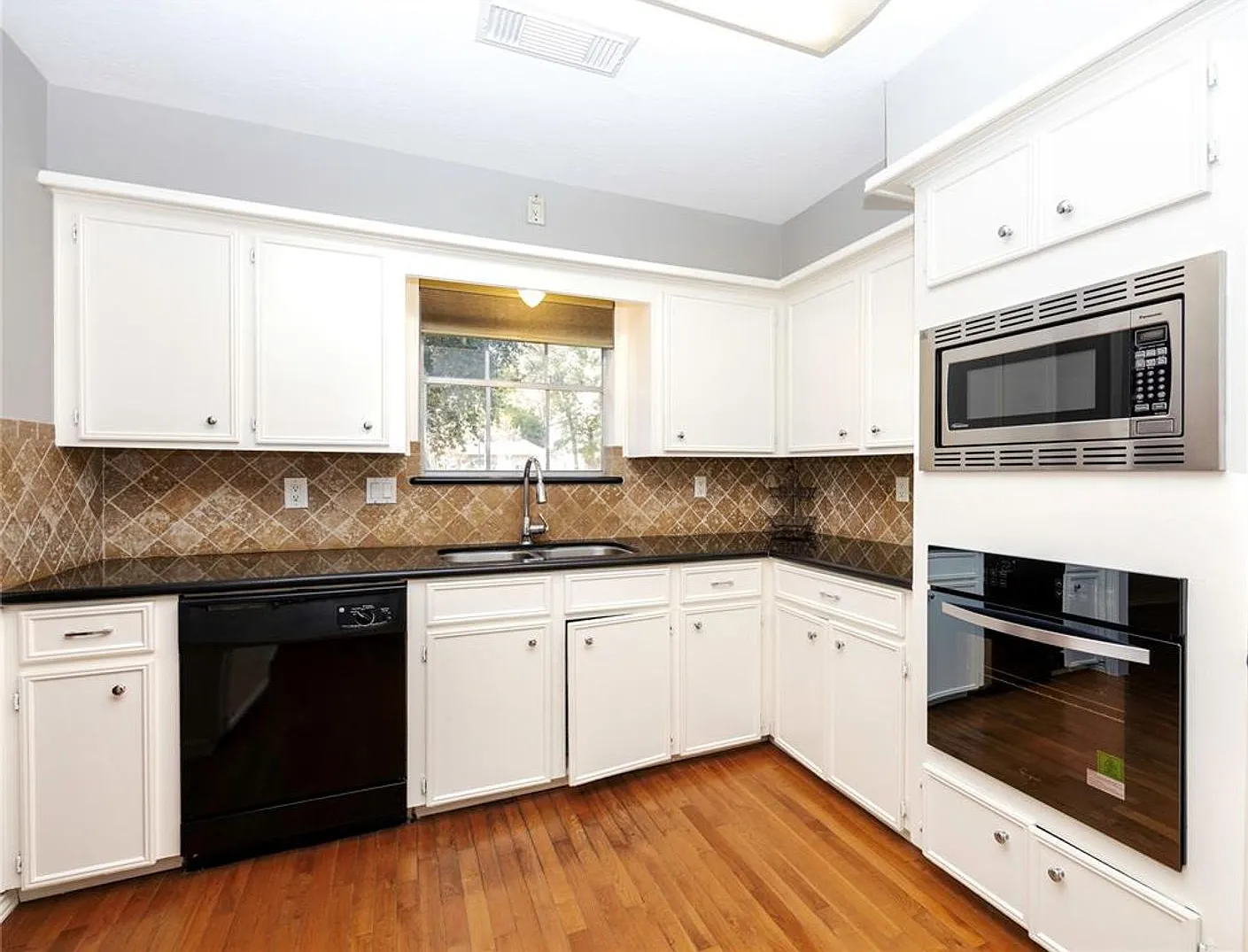 4 bed, 2.5 bath, 2793 sqft, $2,375 — Photo 4