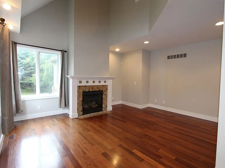 1090 Oakwood Dr — Photo 12