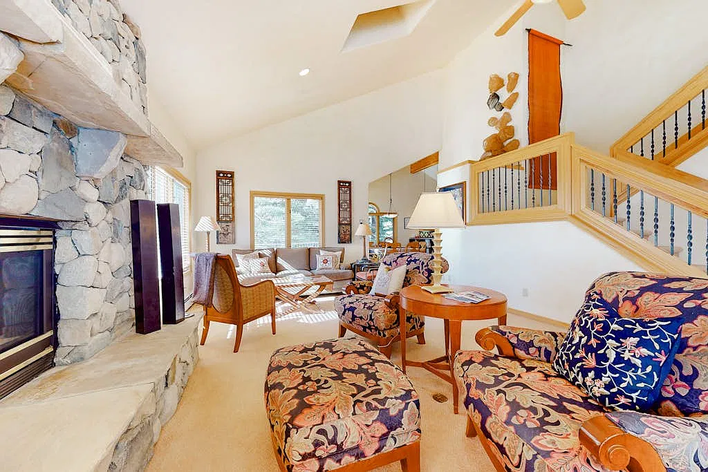 3 bed, 3.5 bath, 2464 sqft, $10,000 — Photo 2