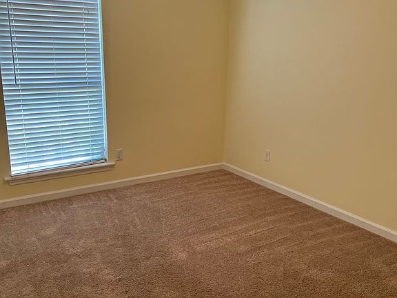 4th image of 4720 33rd Ave E