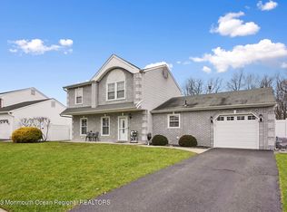 6 Aqueduct Pl, Howell, NJ 07731