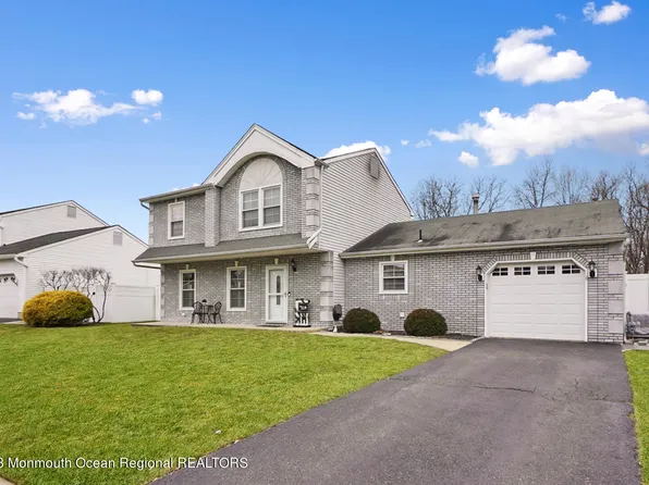6 Aqueduct Place, Howell, NJ 07731