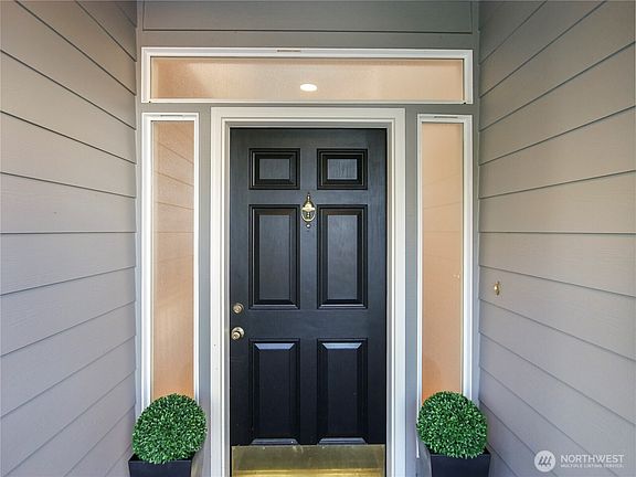 4th image of 1818 Beacon Court NE