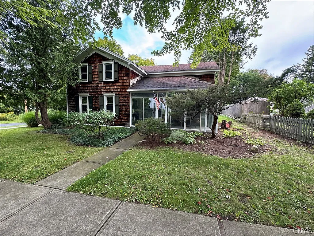 3 bed, 1.5 bath, 1120 sqft, $2,700 — Photo 2