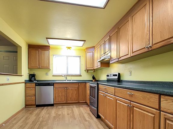4th image of 5927 E Portland Ave