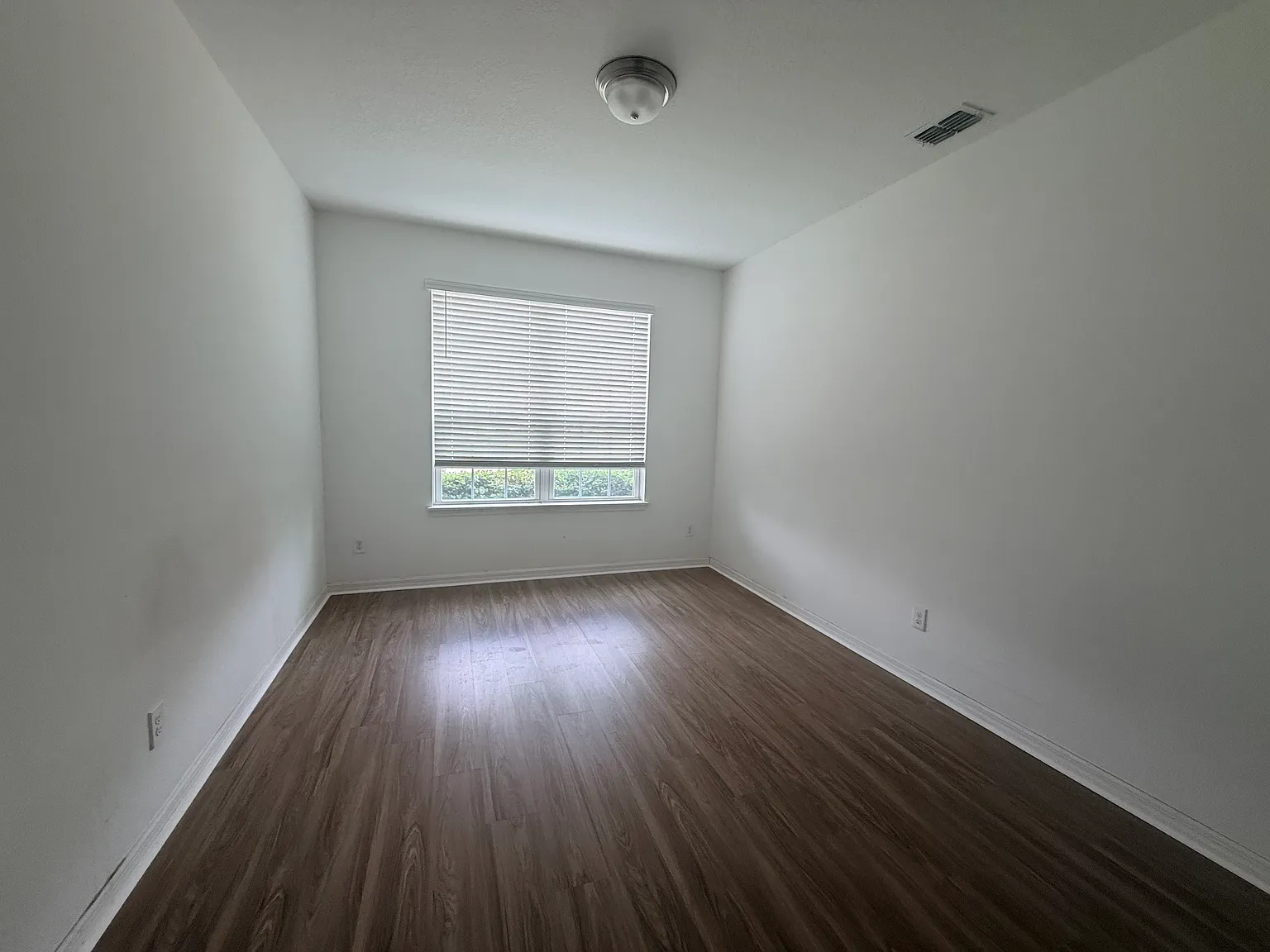 6 bed, 4258 sqft, $3,900 — Photo 2