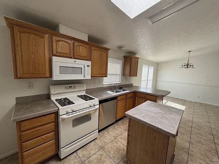 3 bed, 2.0 bath, 1400 sqft, $1,395 — Photo 3