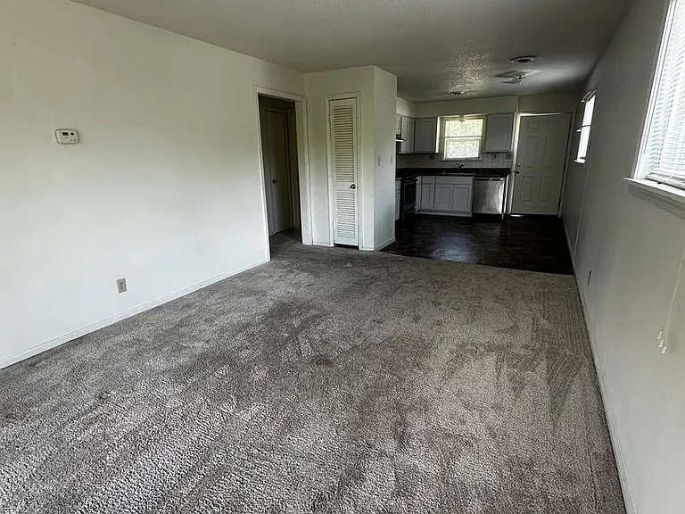Versailles Apartments — Photo 7