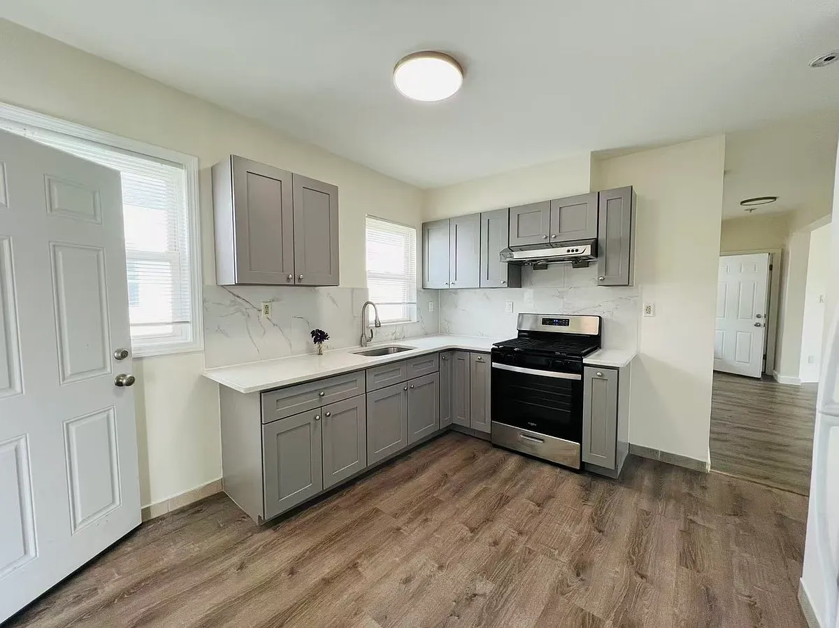 Building Photo - 539 Washington St #3