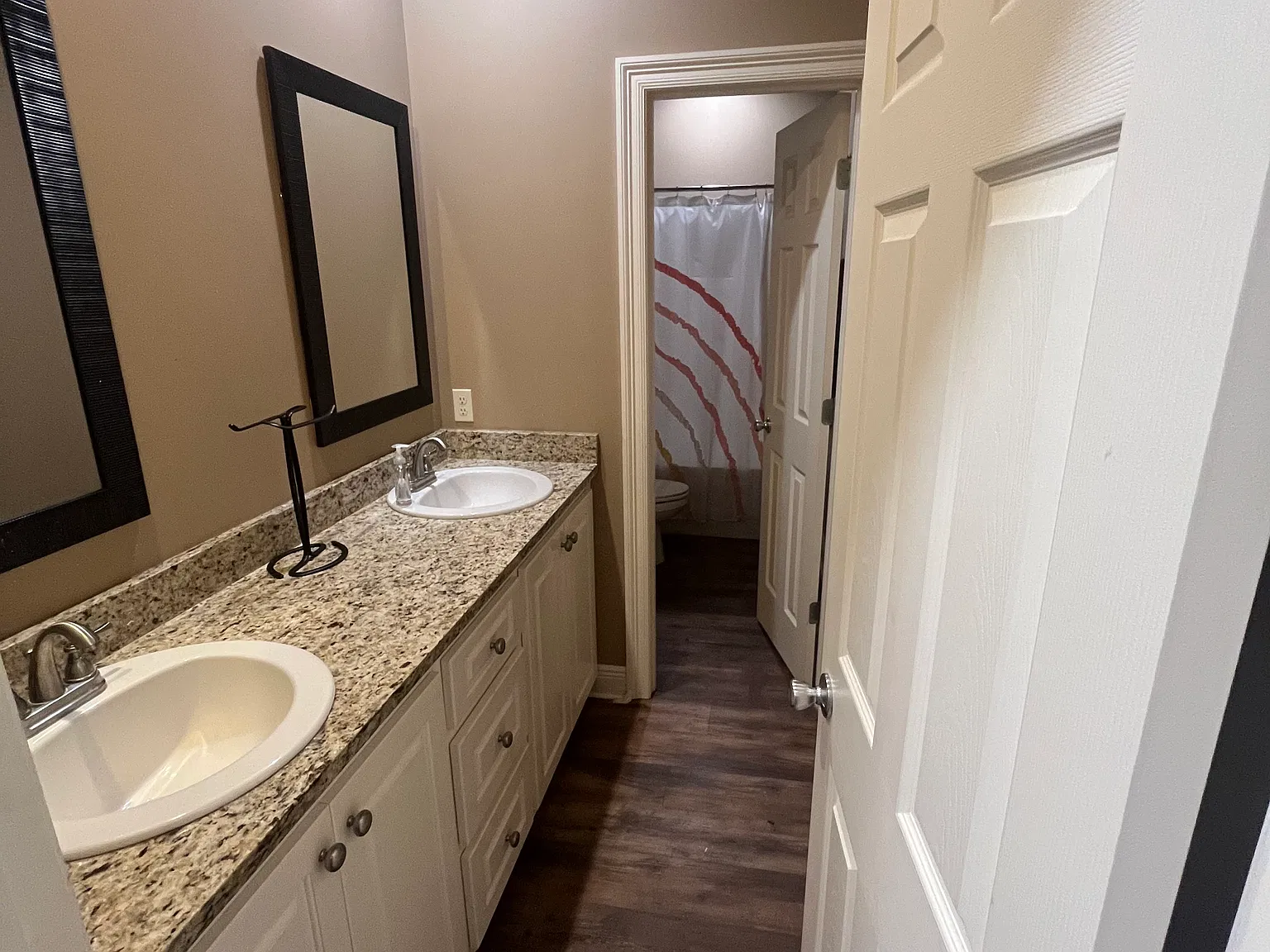 6 bed, 4.5 bath, 3100 sqft, $3,600 — Photo 3